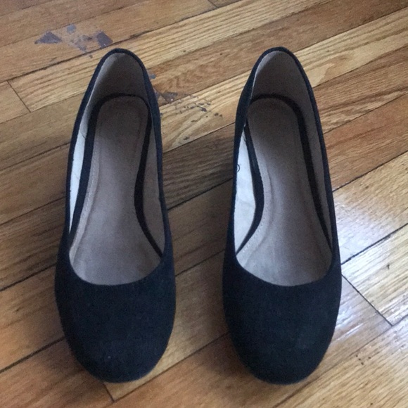 Black suede pumps (size 7) - Picture 2 of 3